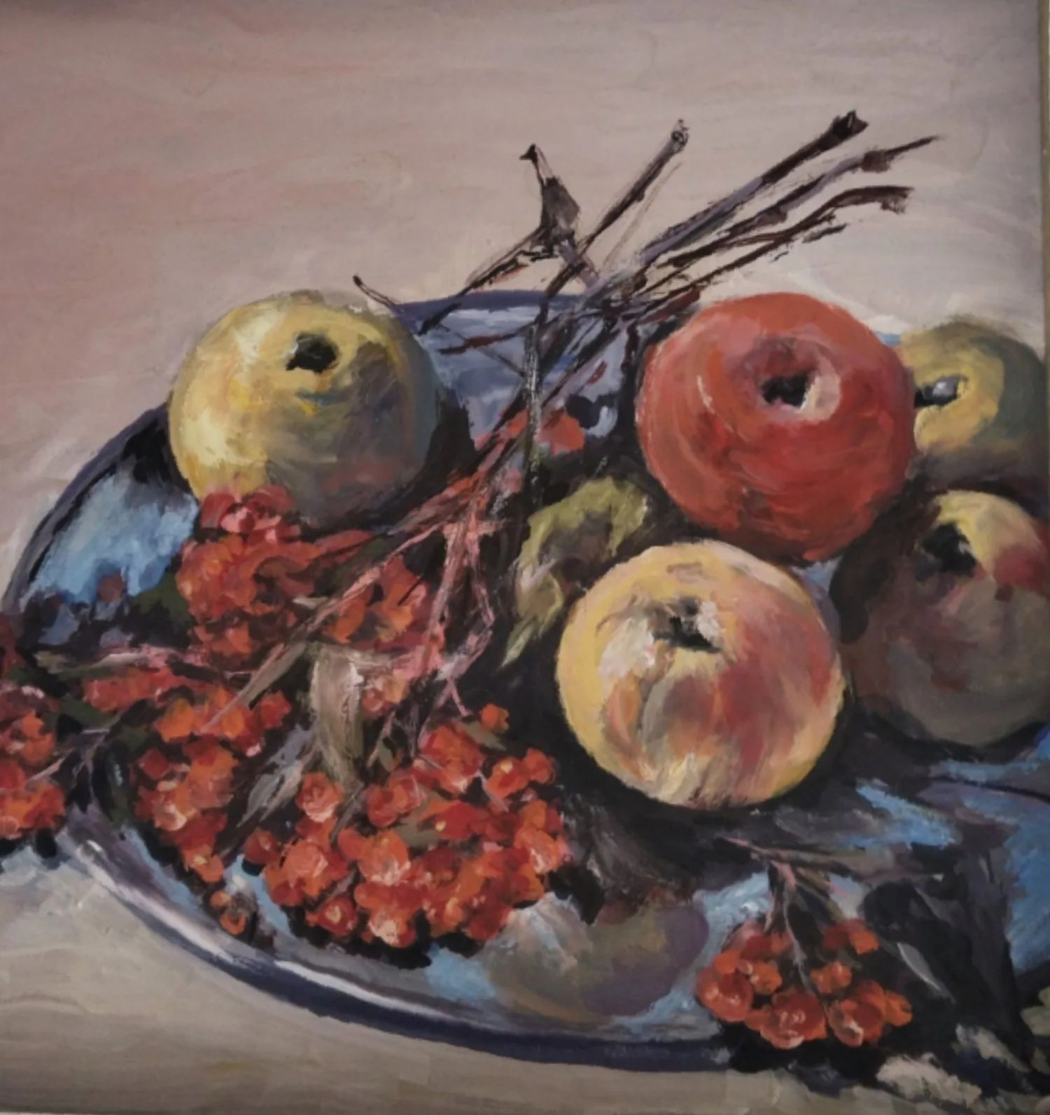 Яблоки на подносе