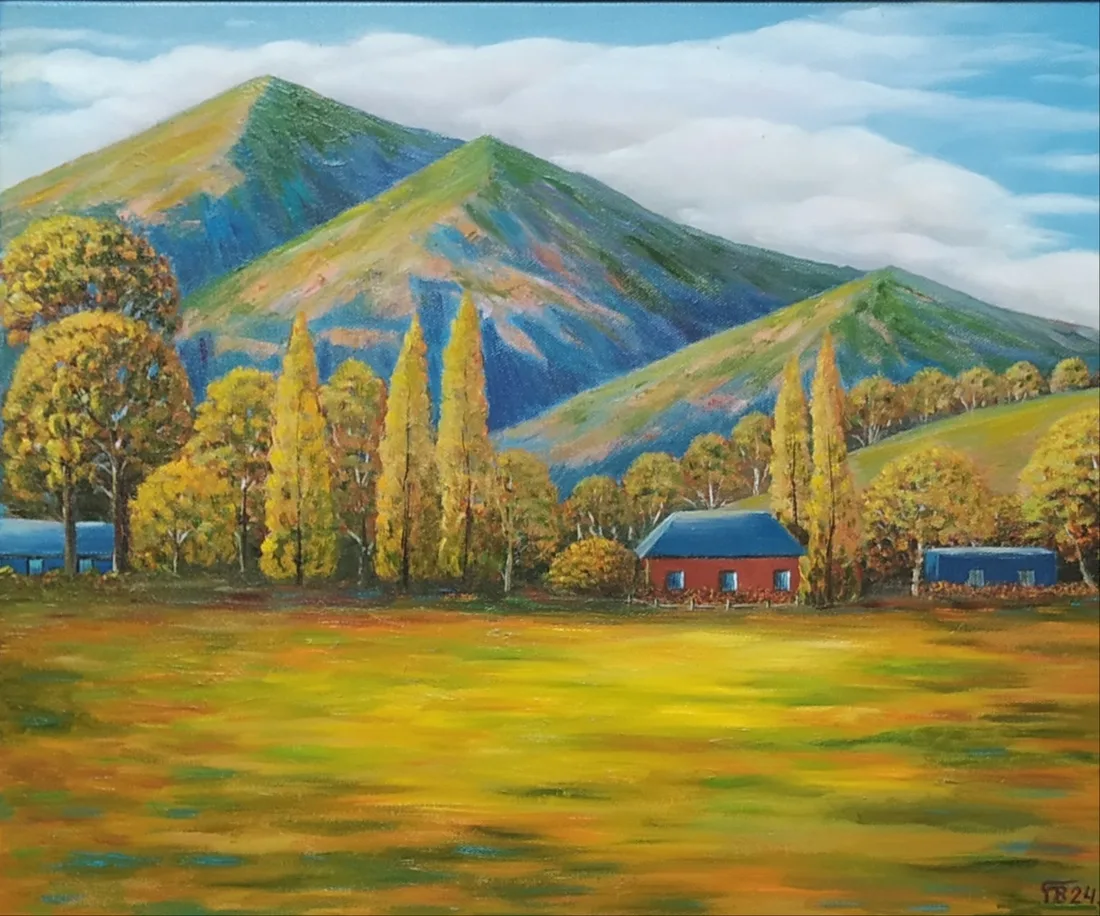 Солнечный пейзаж с полем и горами.