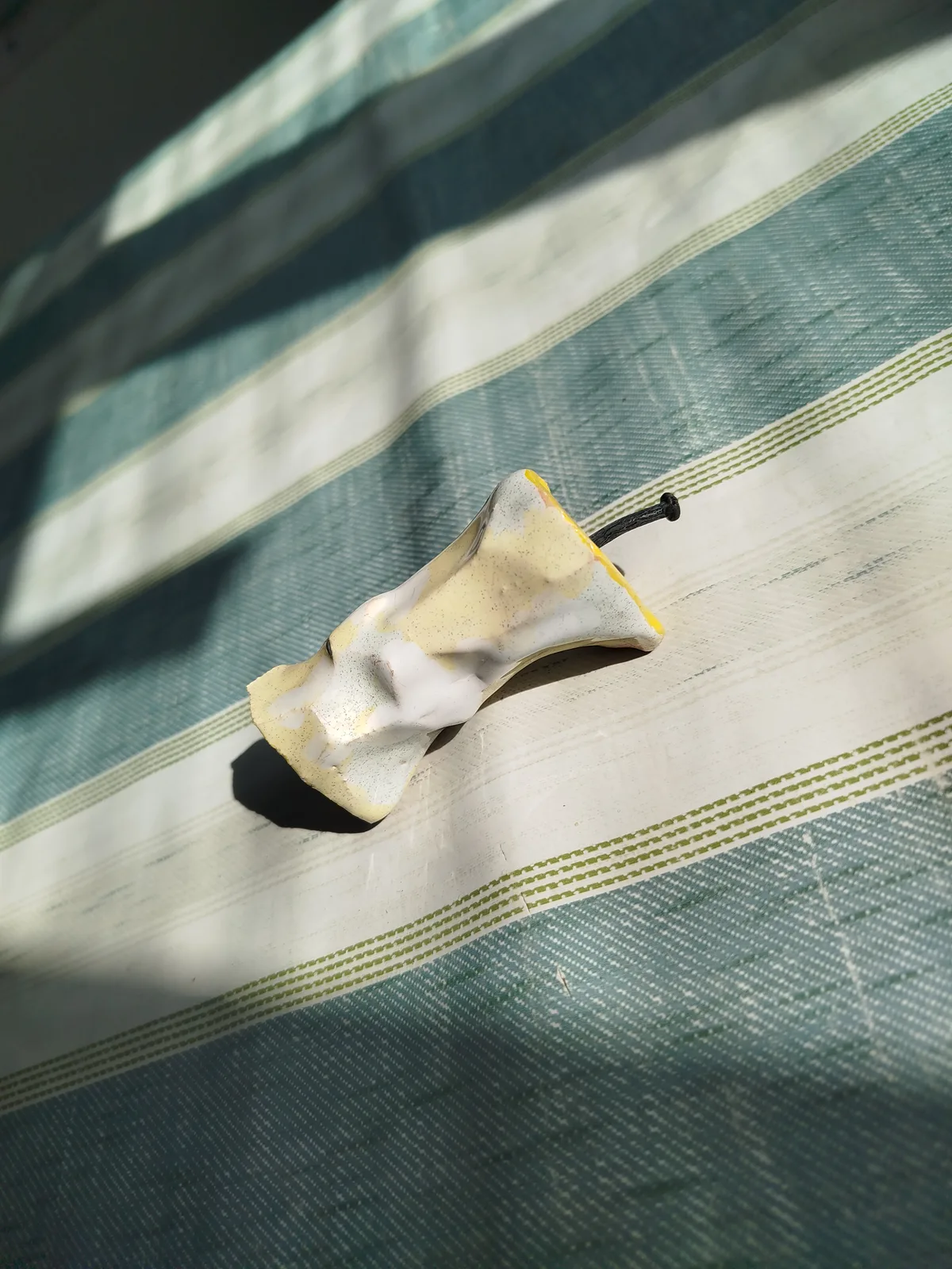 Огрызок желтый