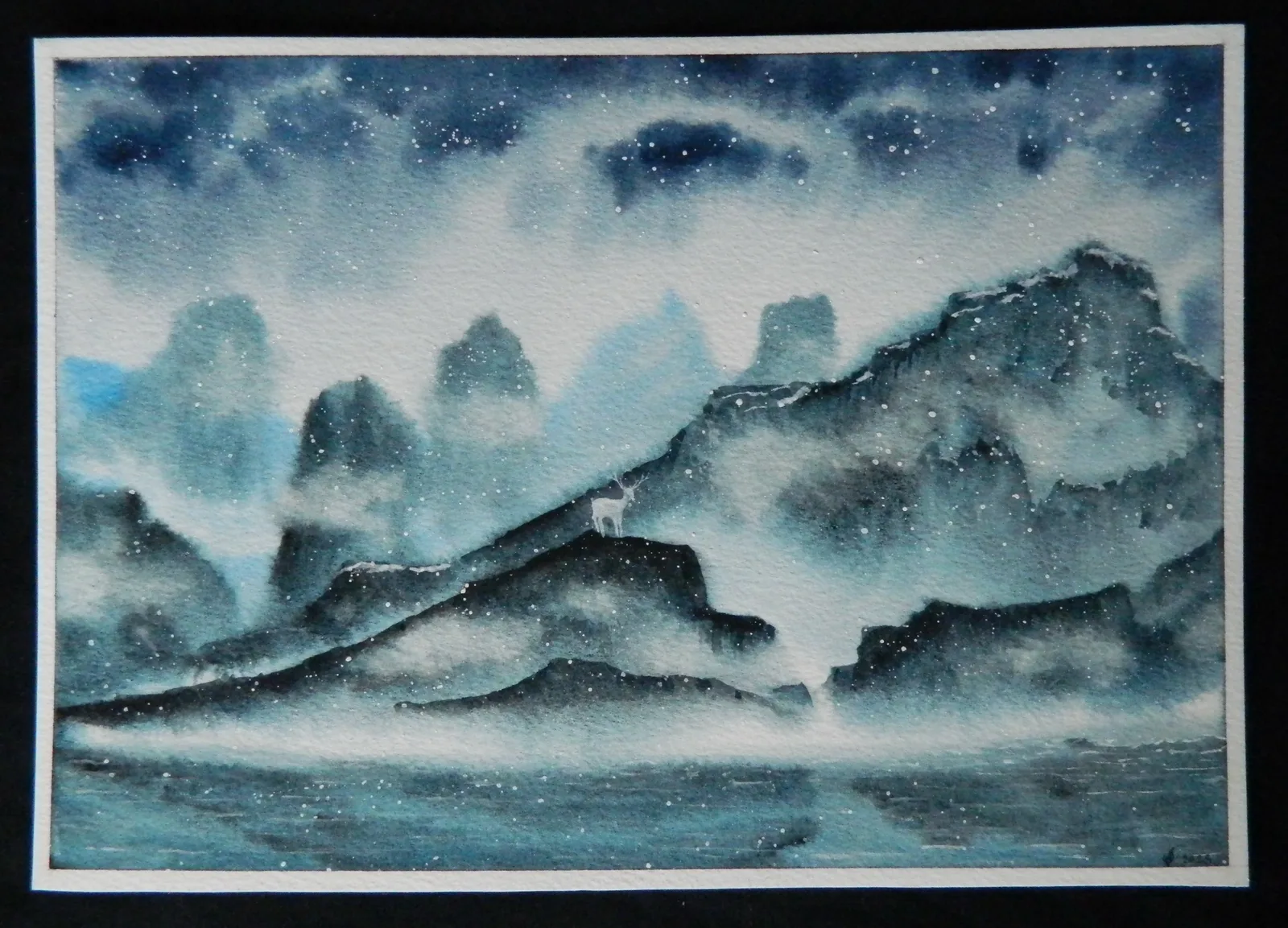 Белый олень в зимних горах